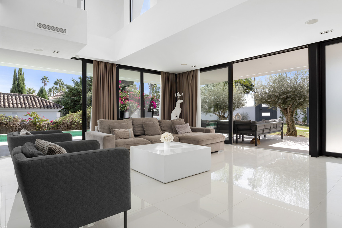5 Bed Townhouse for sale in Nueva Andalucía Costa Del Sol, Málaga, Spain