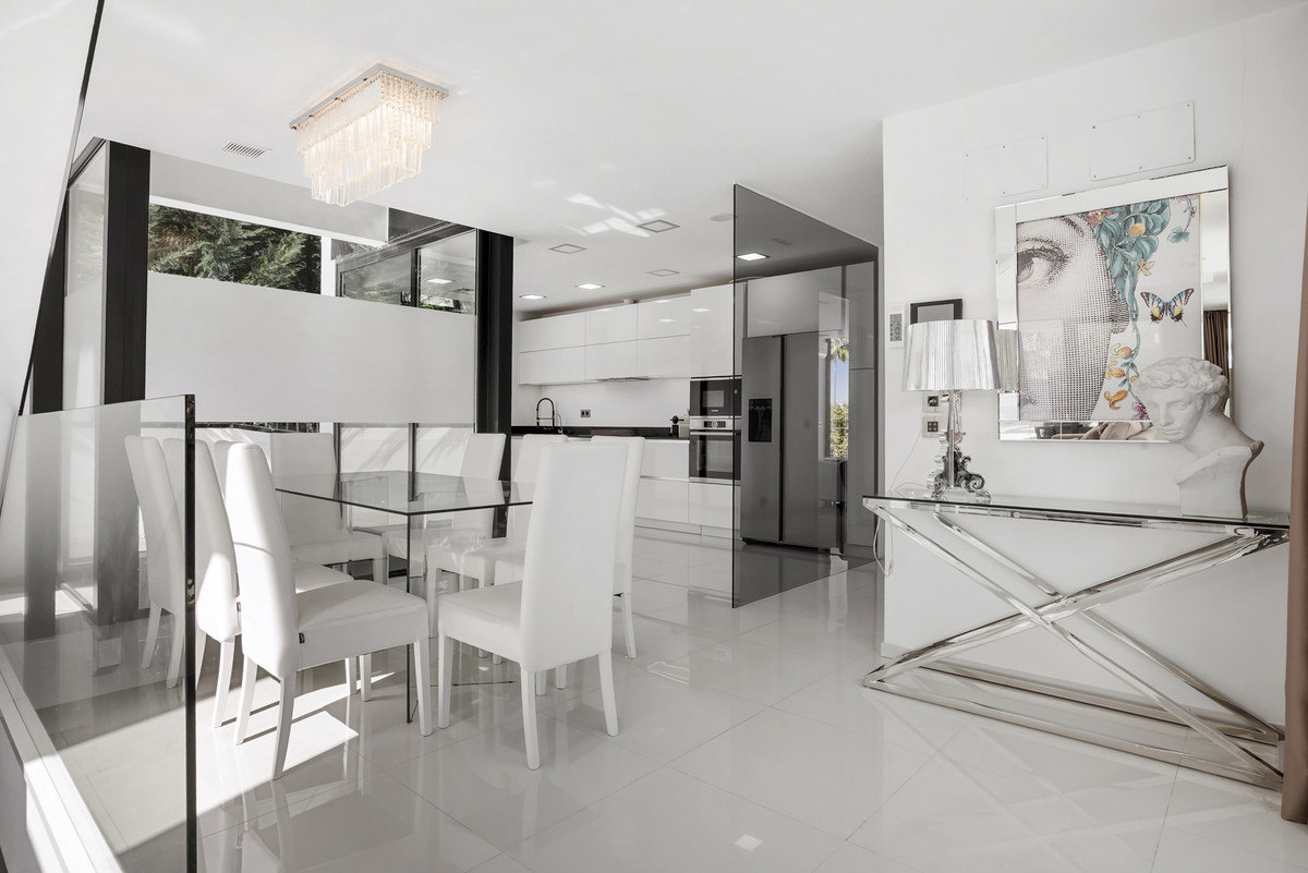 5 Bed Townhouse for sale in Nueva Andalucía Costa Del Sol, Málaga, Spain
