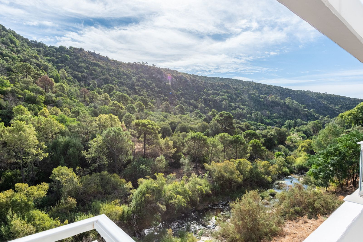 2 Bed Apartment for sale in Benahavís Costa Del Sol, Málaga, Spain