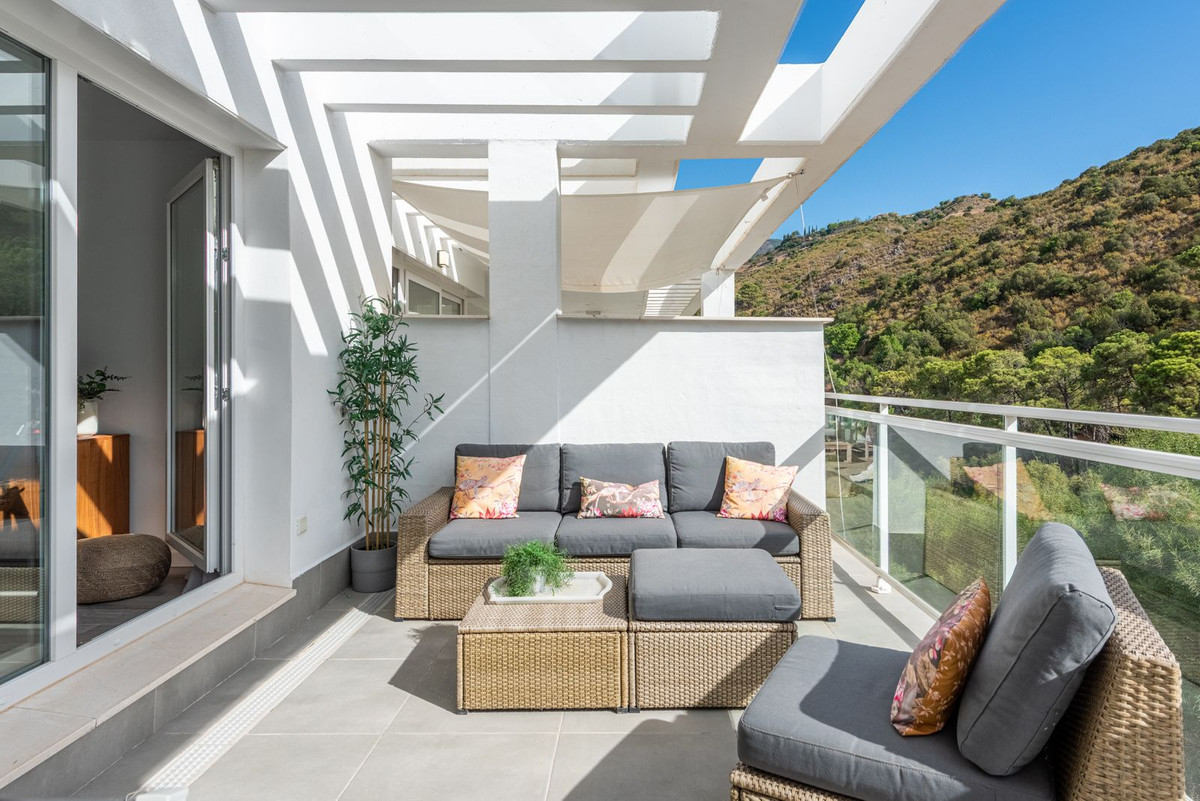 2 Bed Apartment for sale in Benahavís Costa Del Sol, Málaga, Spain