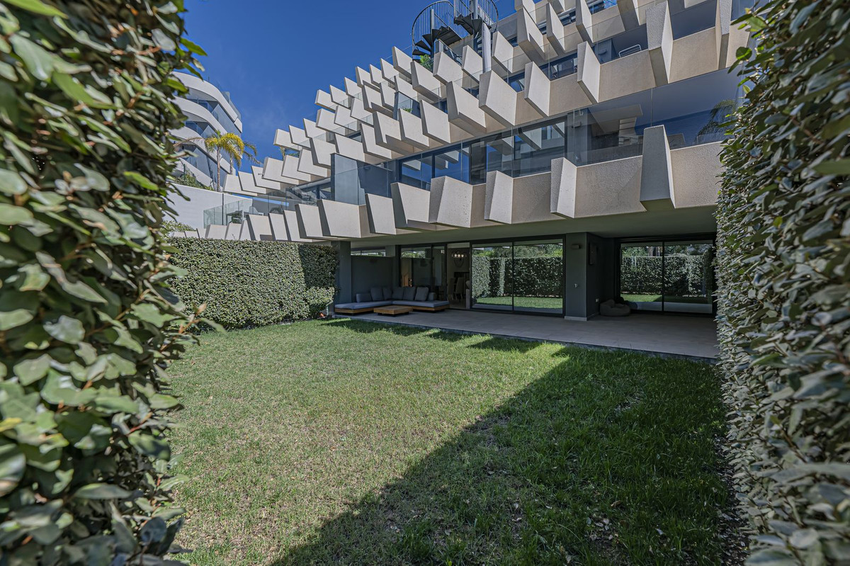 3 Bed Apartment for sale in Selwo Costa Del Sol, Málaga, Spain