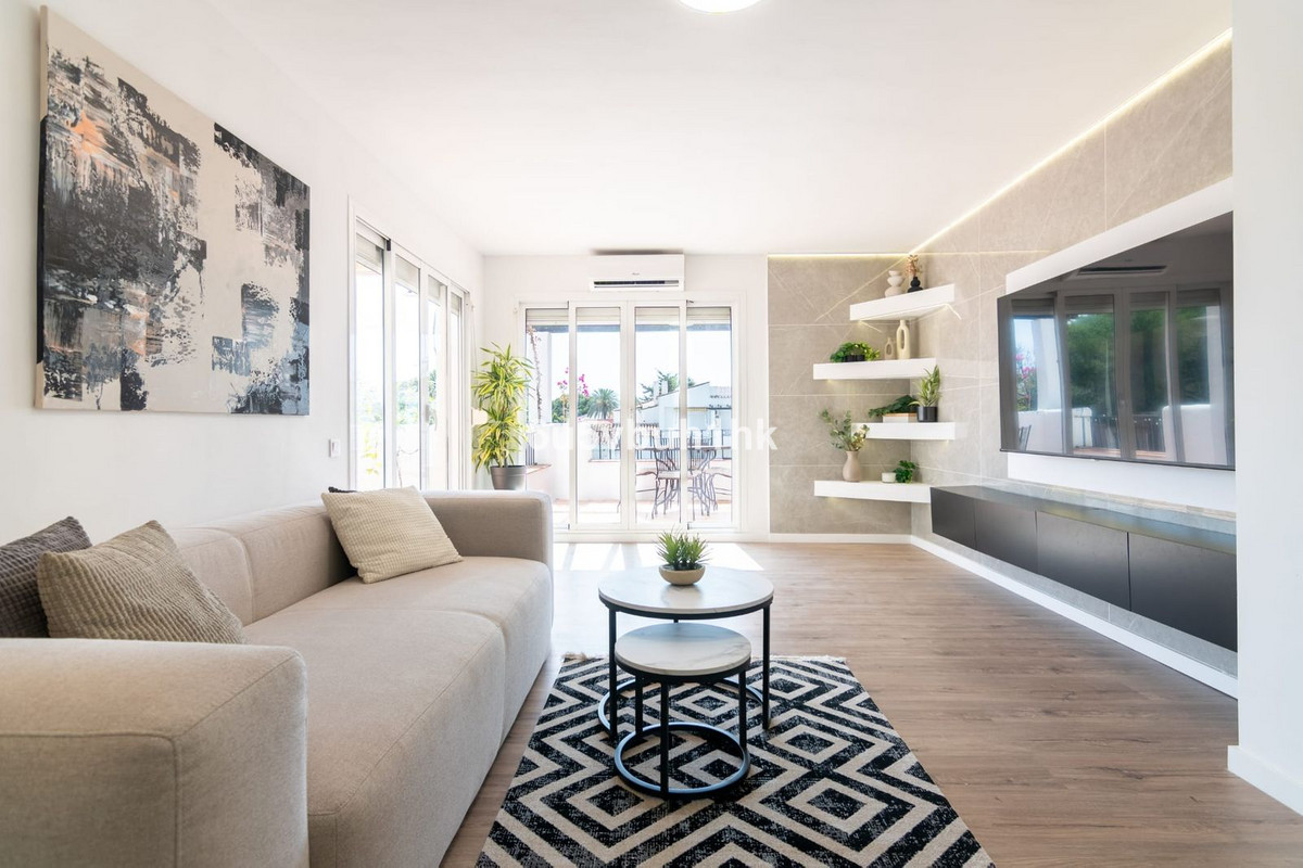 3 Bed Apartment for sale in El Paraiso Costa Del Sol, Málaga, Spain