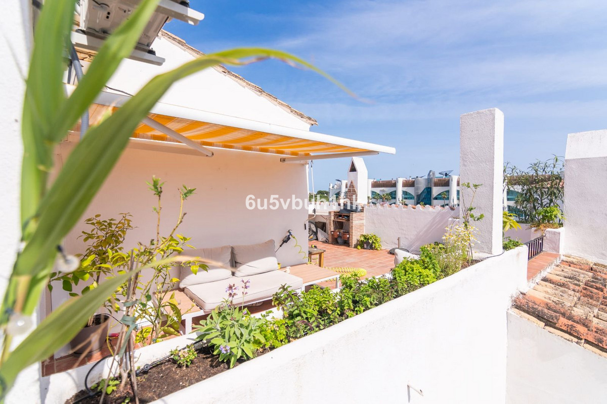 3 Bed Apartment for sale in El Paraiso Costa Del Sol, Málaga, Spain
