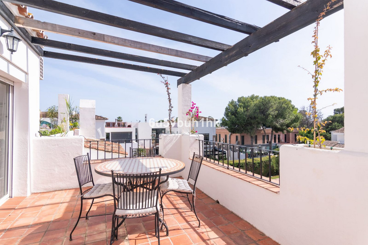 3 Bed Apartment for sale in El Paraiso Costa Del Sol, Málaga, Spain
