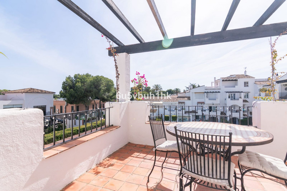 3 Bed Apartment for sale in El Paraiso Costa Del Sol, Málaga, Spain