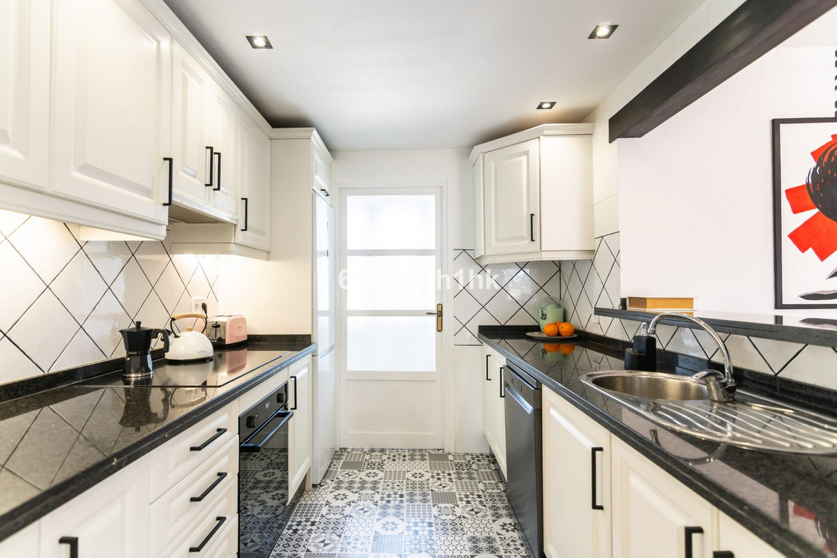 3 Bed Apartment for sale in El Paraiso Costa Del Sol, Málaga, Spain