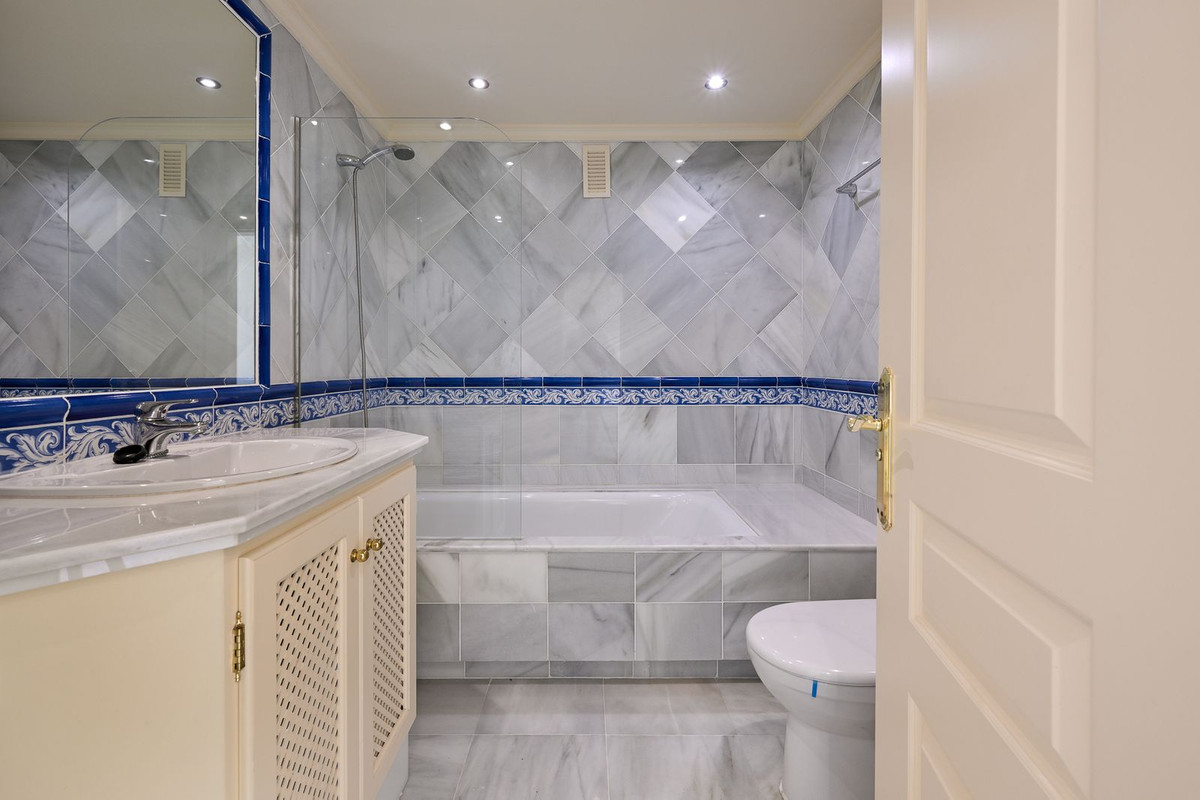 3 Bed Apartment for sale in Benahavís Costa Del Sol, Málaga, Spain