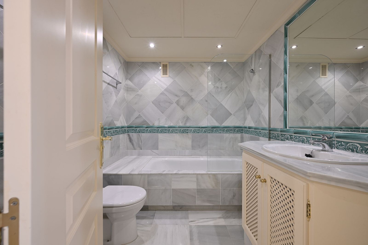 3 Bed Apartment for sale in Benahavís Costa Del Sol, Málaga, Spain