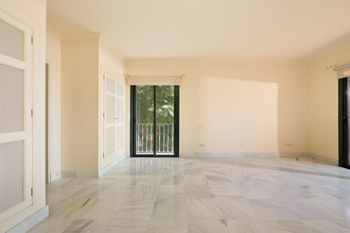 3 Bed Apartment for sale in Benahavís Costa Del Sol, Málaga, Spain