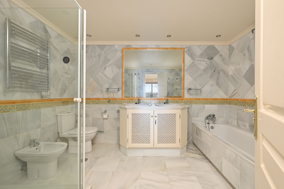 3 Bed Apartment for sale in Benahavís Costa Del Sol, Málaga, Spain