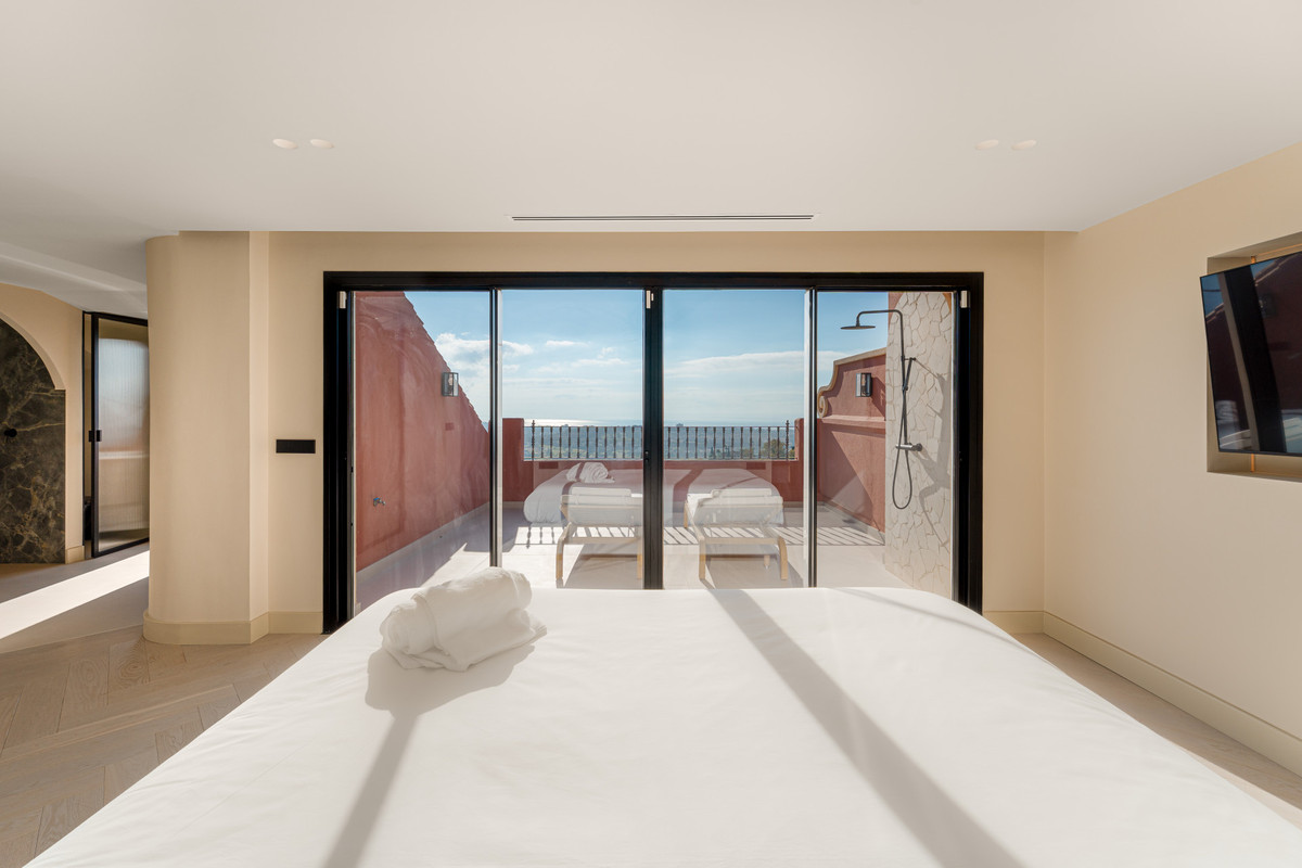 4 Bed Apartment for sale in La Quinta Costa Del Sol, Málaga, Spain