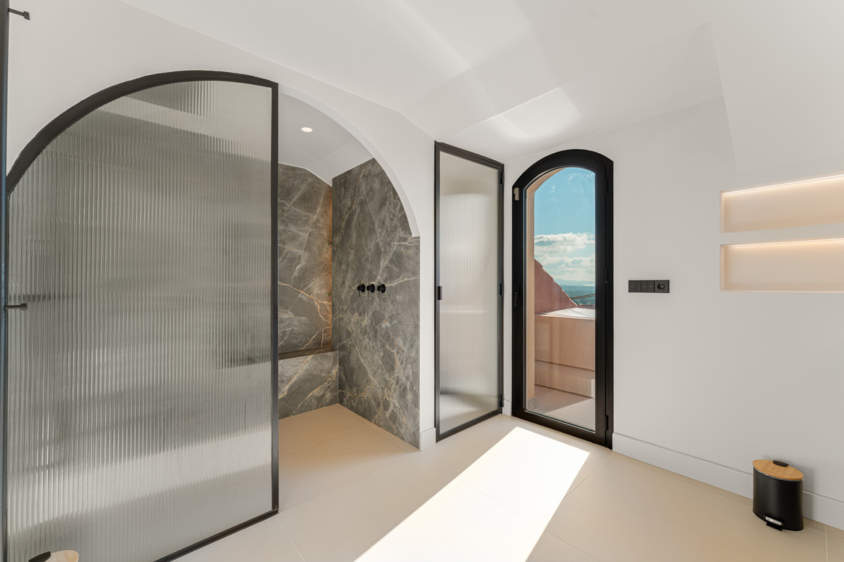 4 Bed Apartment for sale in La Quinta Costa Del Sol, Málaga, Spain