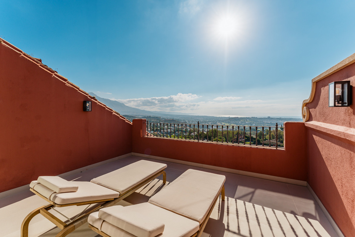 4 Bed Apartment for sale in La Quinta Costa Del Sol, Málaga, Spain