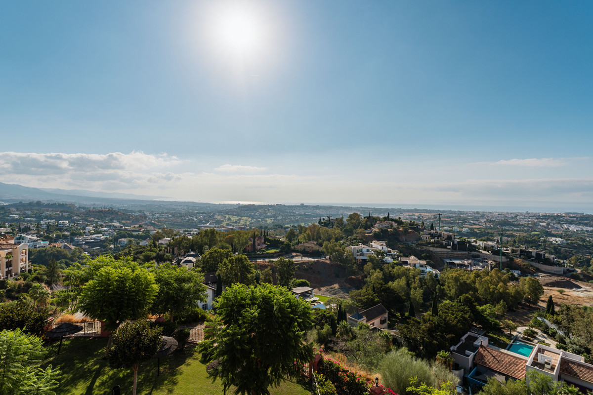 4 Bed Apartment for sale in La Quinta Costa Del Sol, Málaga, Spain