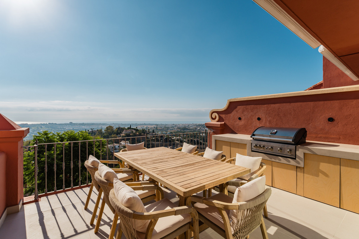 4 Bed Apartment for sale in La Quinta Costa Del Sol, Málaga, Spain