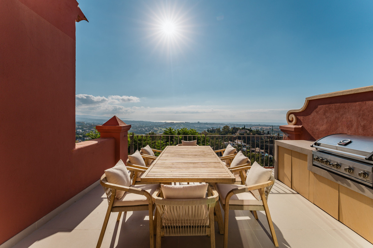 4 Bed Apartment for sale in La Quinta Costa Del Sol, Málaga, Spain