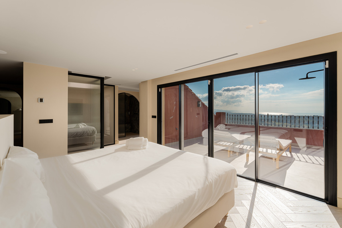 4 Bed Apartment for sale in La Quinta Costa Del Sol, Málaga, Spain