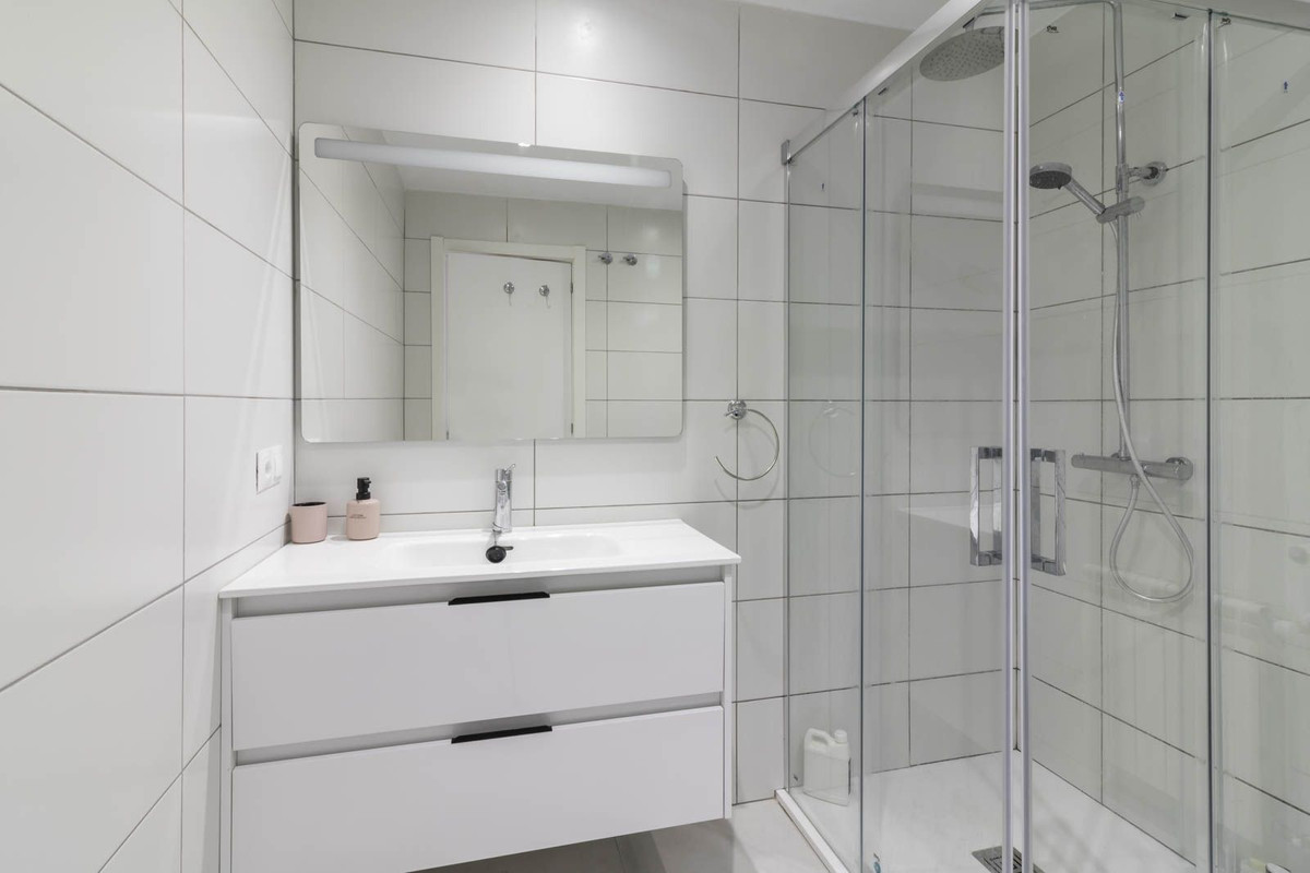 Se vende Apartamento Planta Media de 3 dormitorios en Costa Del Sol, Málaga, España