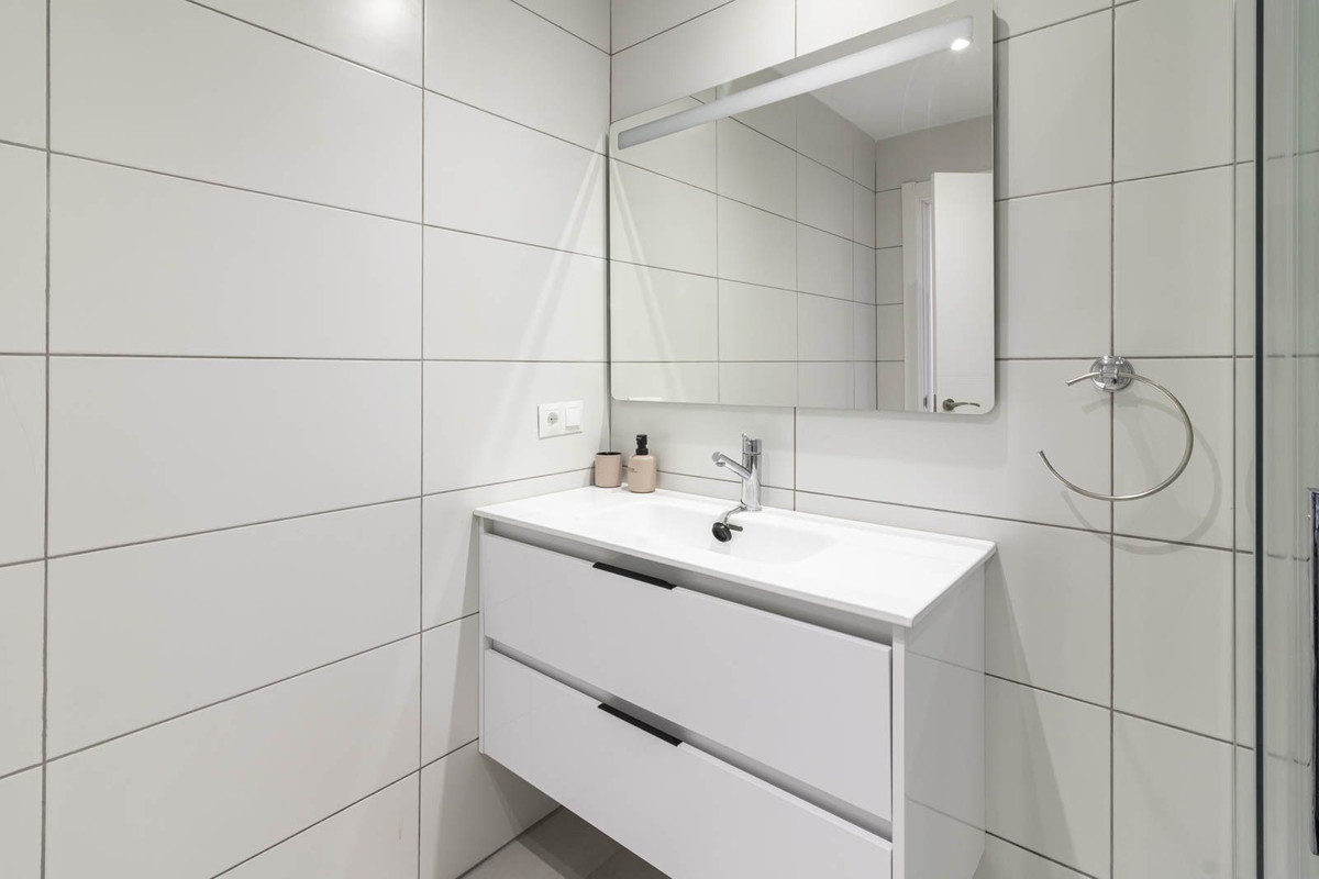 Se vende Apartamento Planta Media de 3 dormitorios en Costa Del Sol, Málaga, España