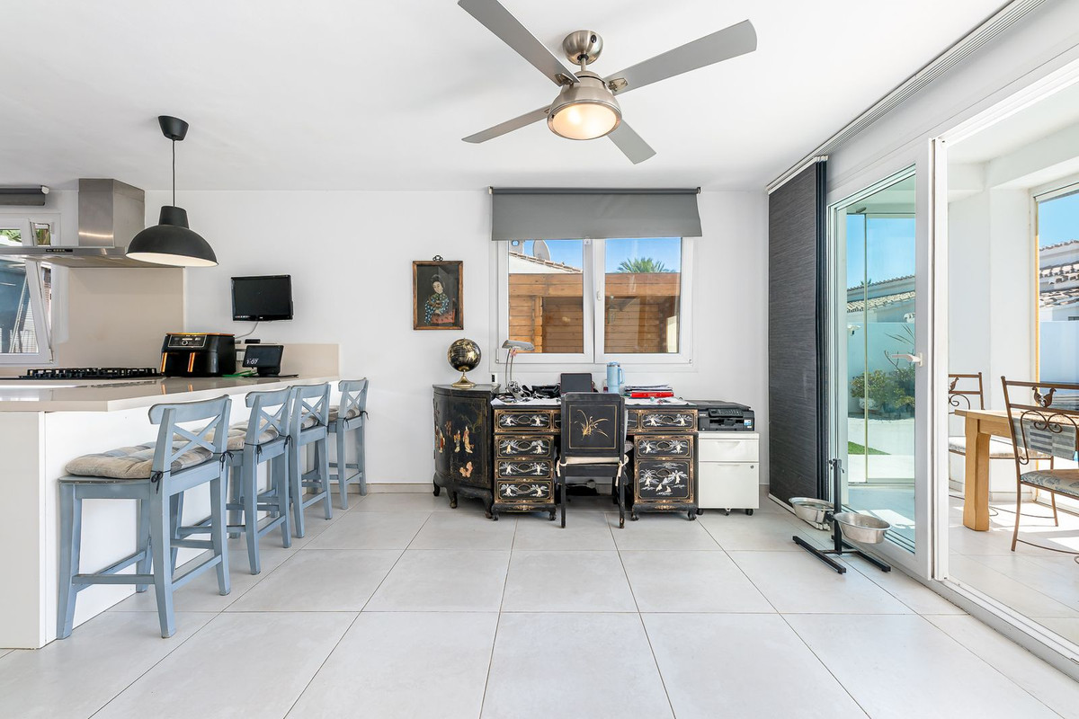 Se vende Villa - Chalet de 3 dormitorios en Costa Del Sol, Málaga, España
