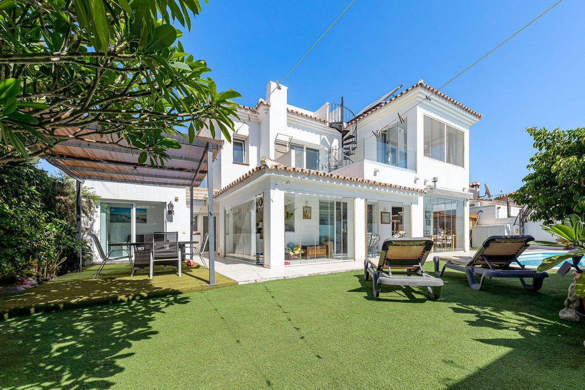 Se vende Villa - Chalet de 3 dormitorios en Costa Del Sol, Málaga, España