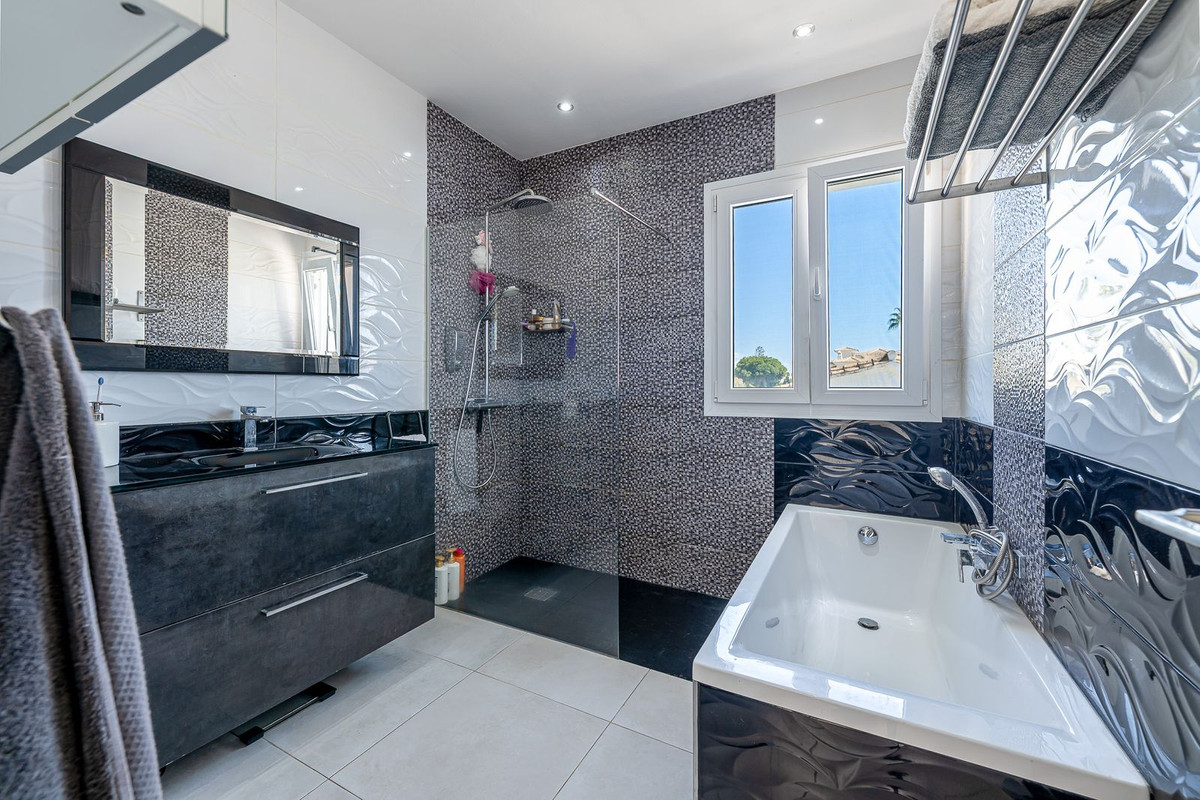 Se vende Villa - Chalet de 3 dormitorios en Costa Del Sol, Málaga, España