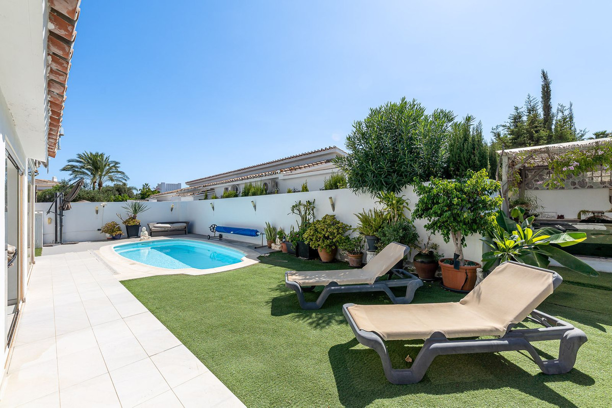 Se vende Villa - Chalet de 3 dormitorios en Costa Del Sol, Málaga, España
