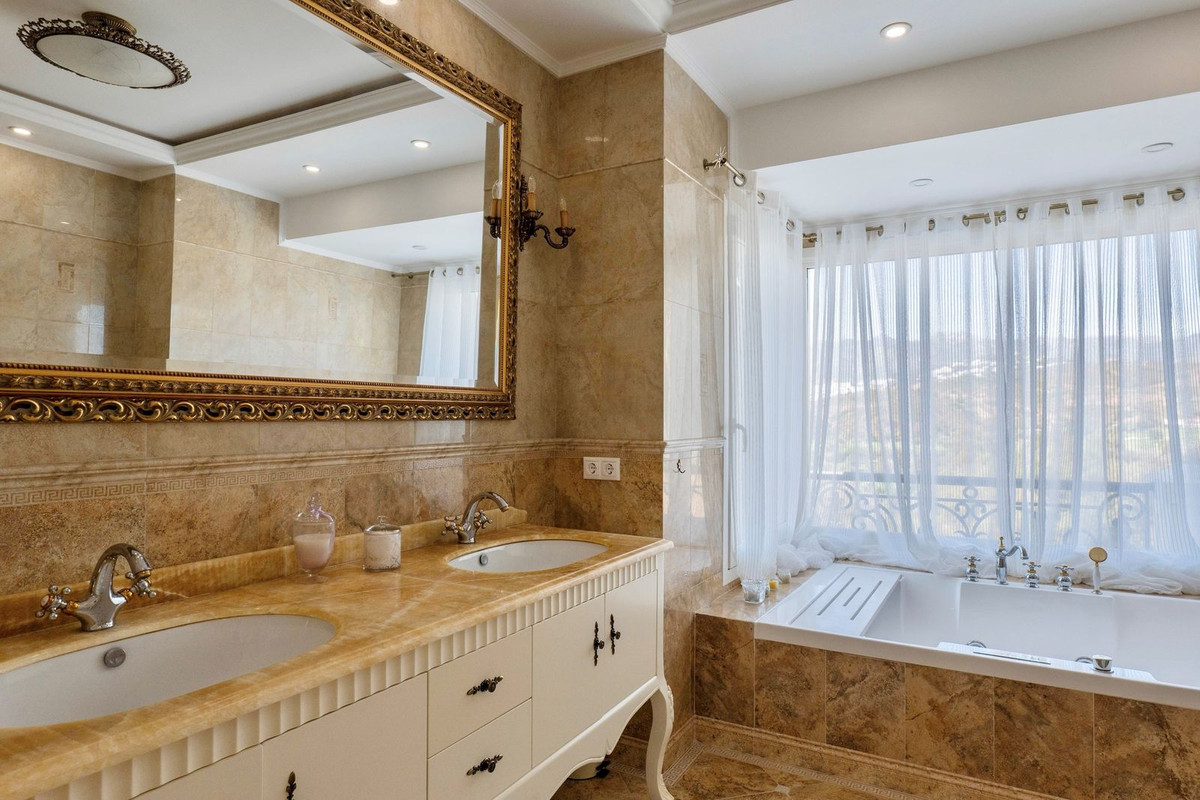 Se vende Villa - Chalet de 4 dormitorios en Costa Del Sol, Málaga, España