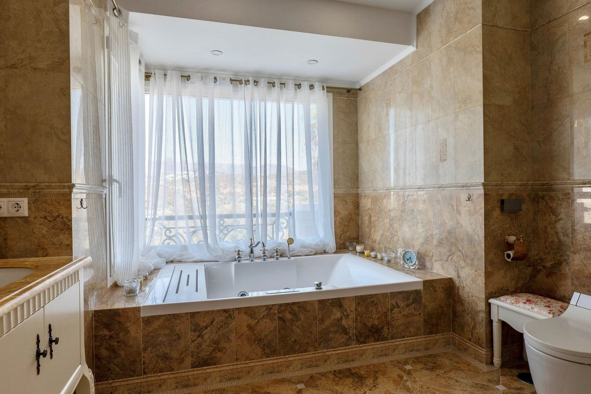 Se vende Villa - Chalet de 4 dormitorios en Costa Del Sol, Málaga, España