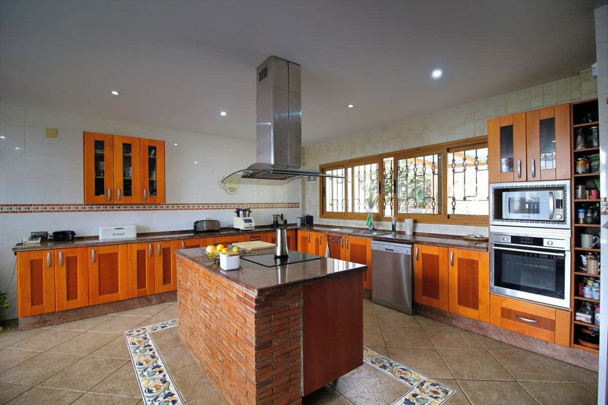 6 Bed Townhouse for sale in Benalmadena Costa Del Sol, Málaga, Spain