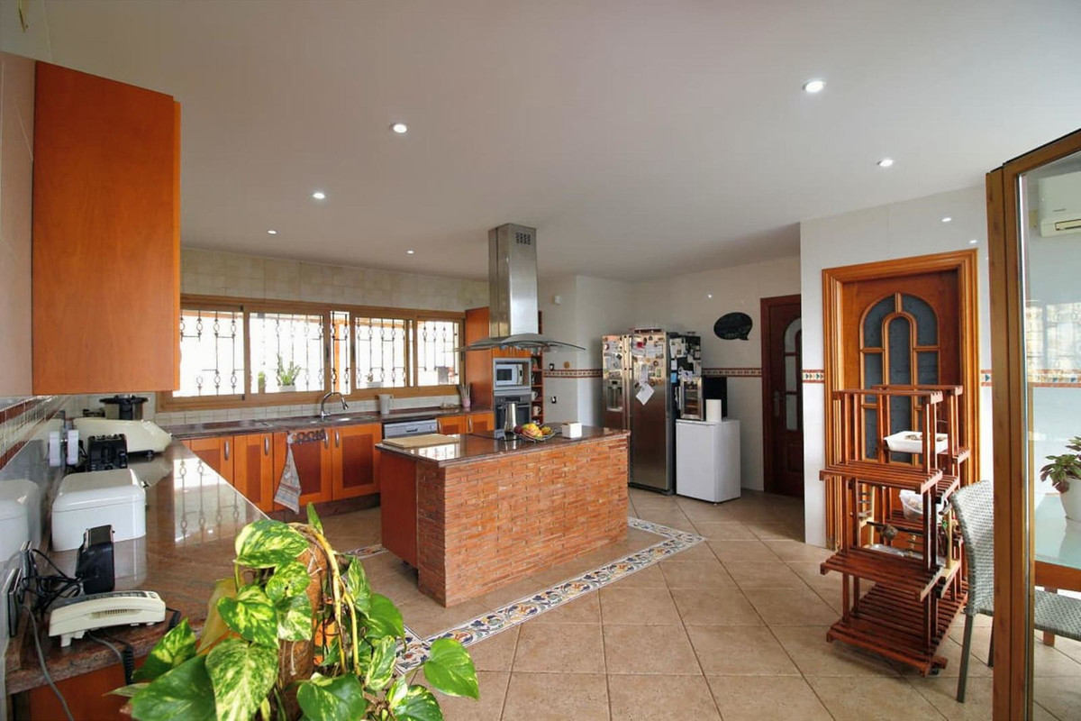 6 Bed Townhouse for sale in Benalmadena Costa Del Sol, Málaga, Spain