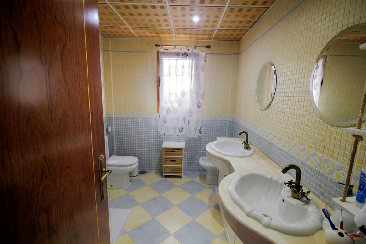 6 Bed Townhouse for sale in Benalmadena Costa Del Sol, Málaga, Spain