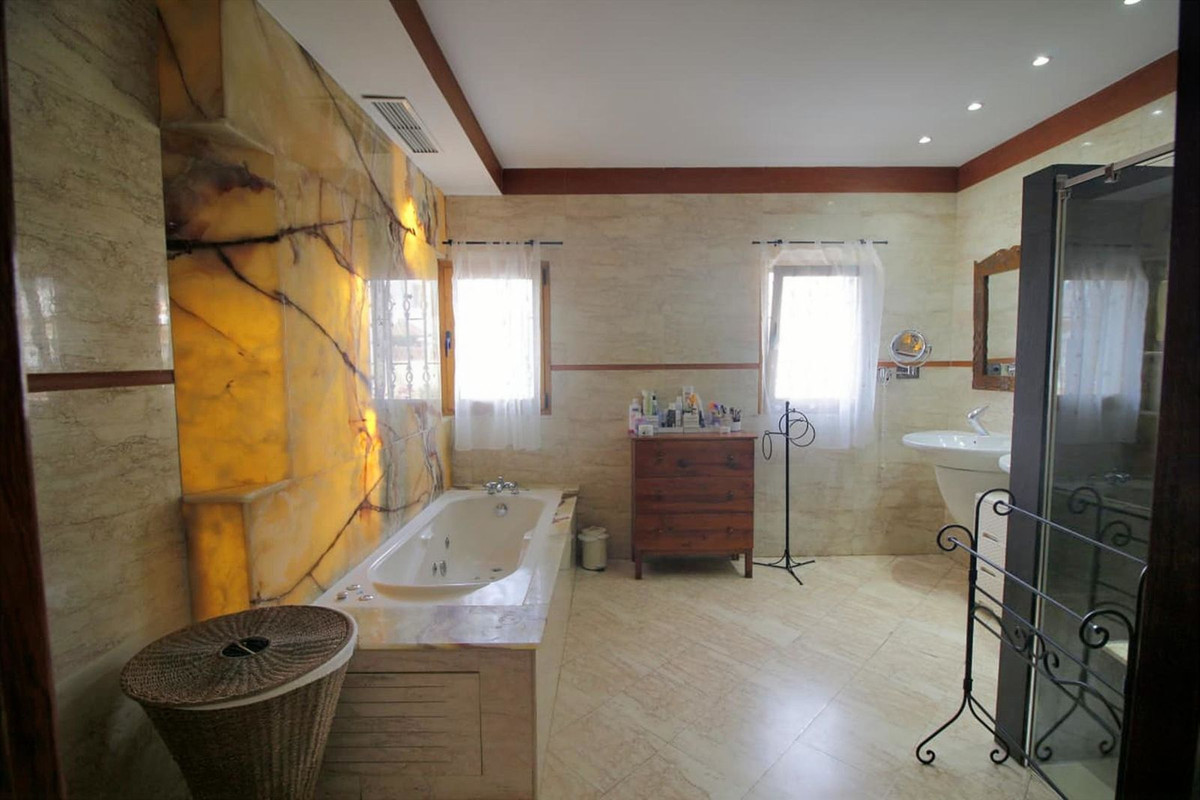 6 Bed Townhouse for sale in Benalmadena Costa Del Sol, Málaga, Spain