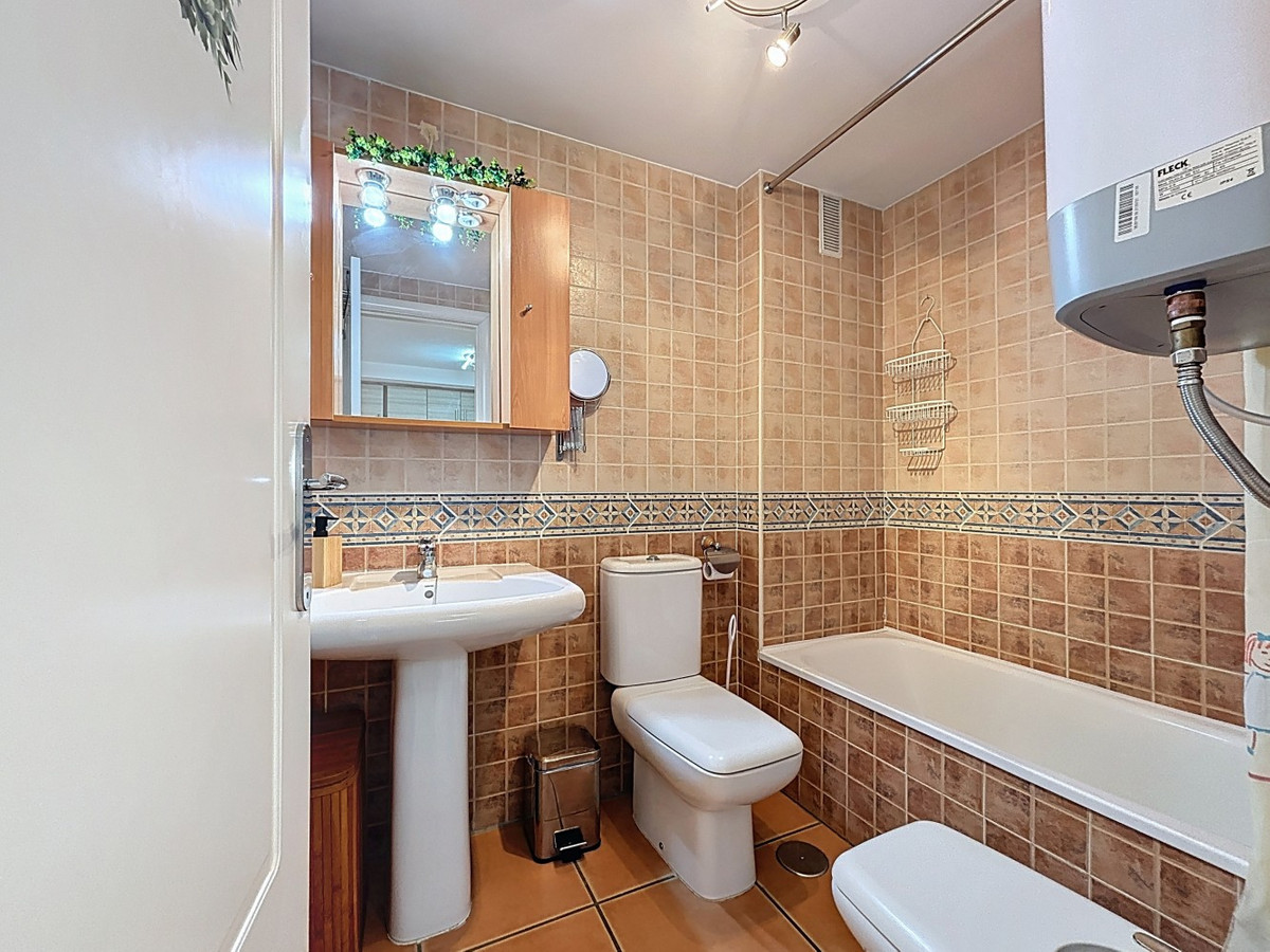 Se vende Apartamento Planta Media de 1 dormitorios en Costa Del Sol East, Málaga, España