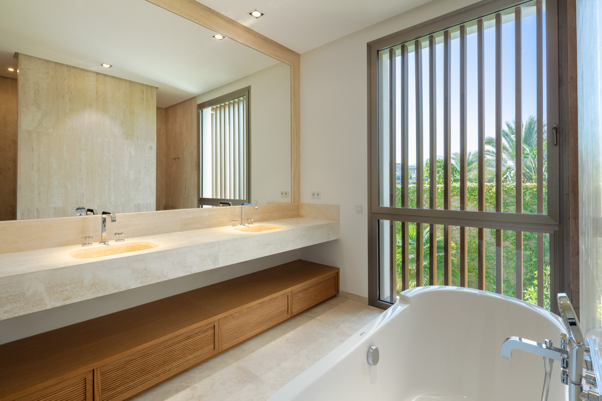 Se vende Villa - Chalet de 5 dormitorios en Costa Del Sol, Málaga, España