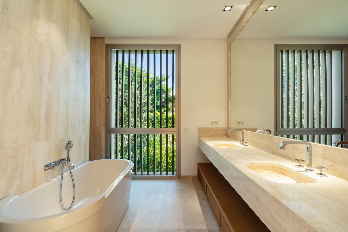 Se vende Villa - Chalet de 5 dormitorios en Costa Del Sol, Málaga, España