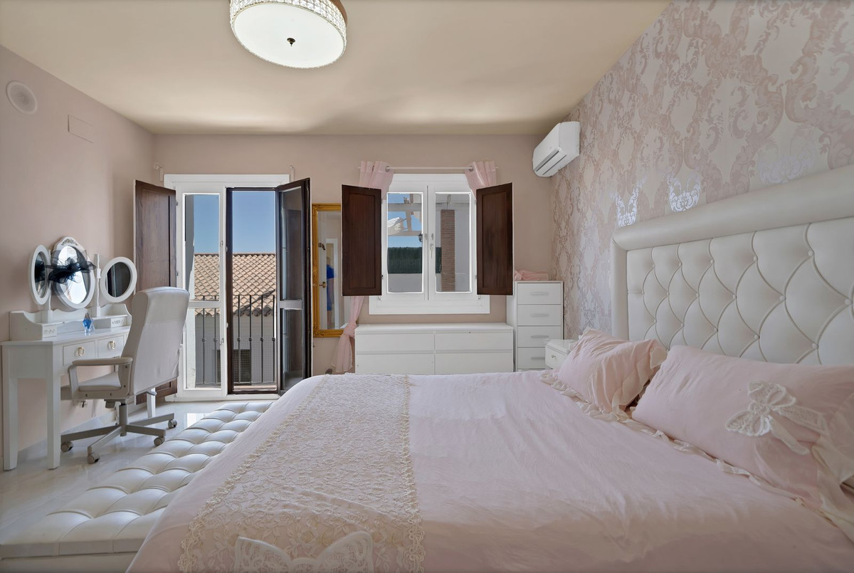 4 Bed Townhouse for sale in Estepona Costa Del Sol, Málaga, Spain