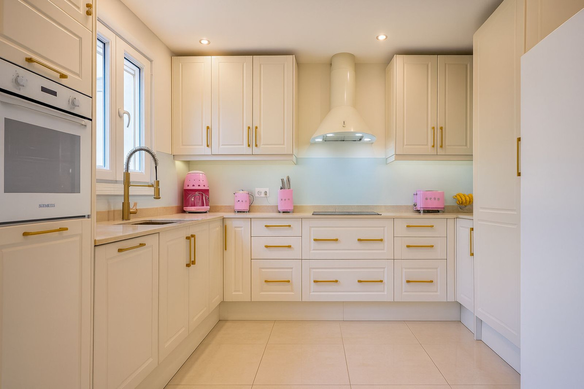 4 Bed Townhouse for sale in Estepona Costa Del Sol, Málaga, Spain