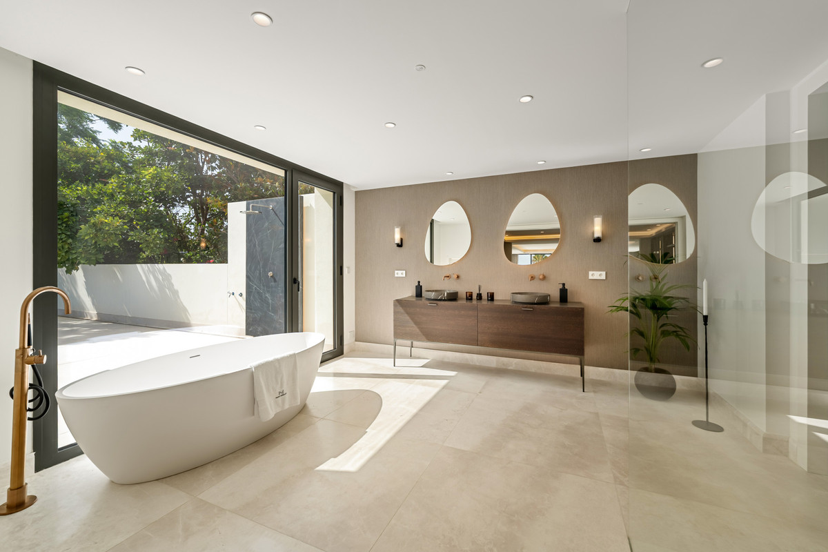 Se vende Villa - Chalet de 5 dormitorios en Costa Del Sol, Málaga, España