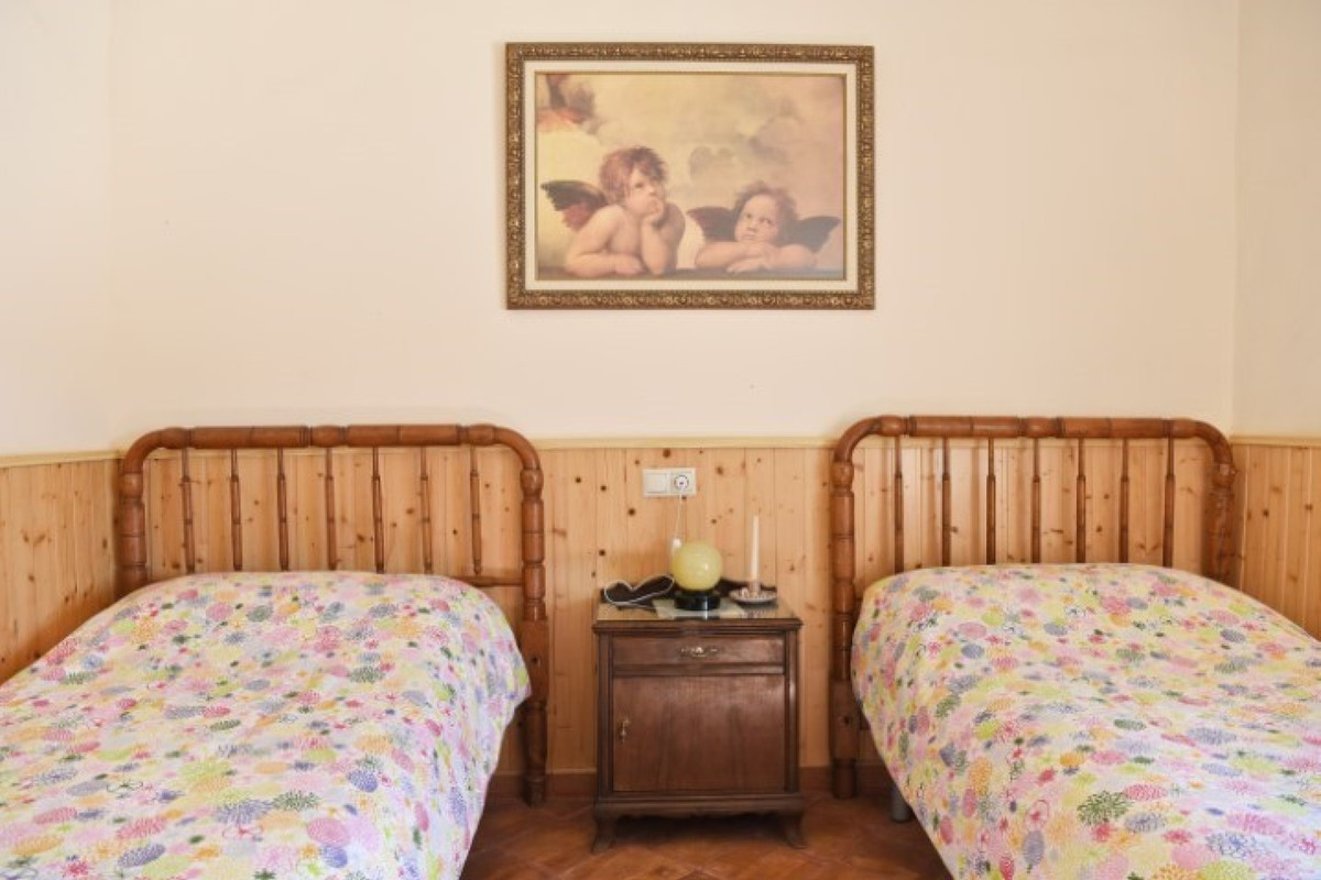 4 Bed Townhouse for sale in Pinoso Costa Blanca, Alicante, Spain