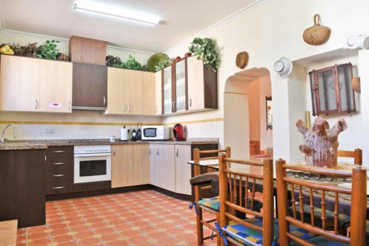 4 Bed Townhouse for sale in Pinoso Costa Blanca, Alicante, Spain