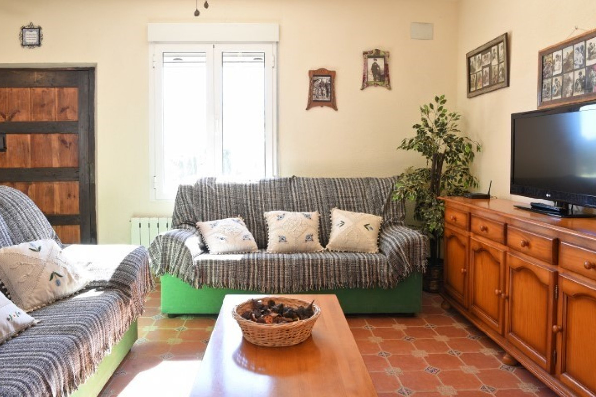 4 Bed Townhouse for sale in Pinoso Costa Blanca, Alicante, Spain