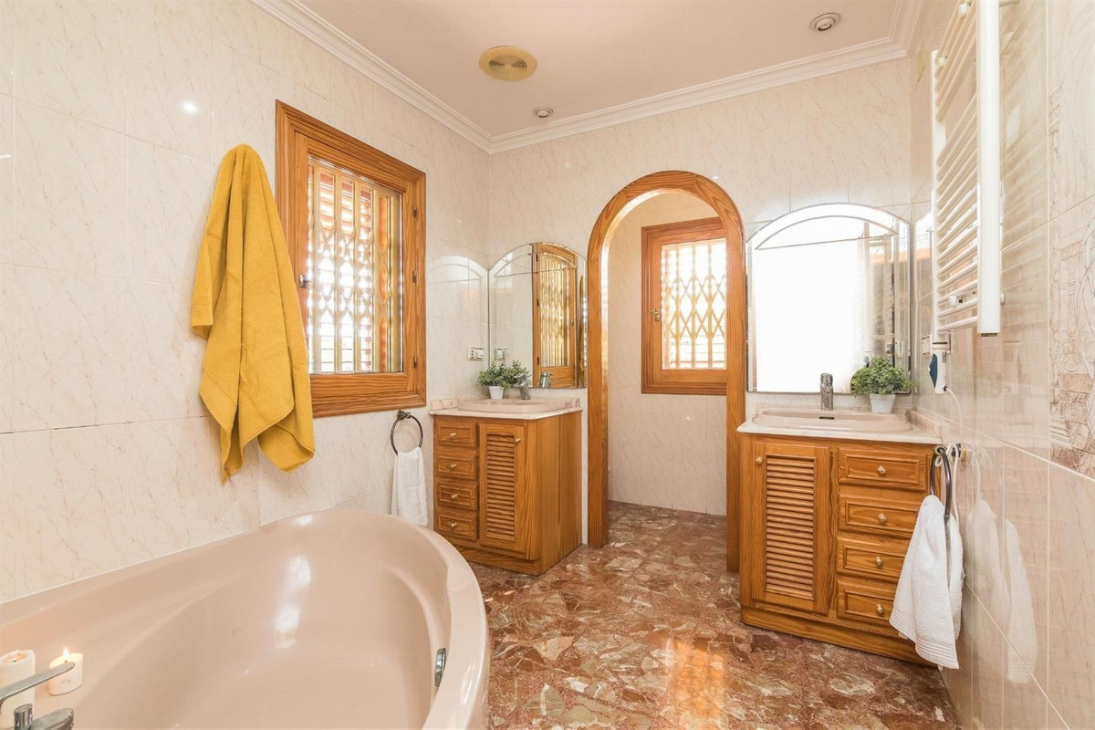Se vende Villa - Chalet de 5 dormitorios en Costa Blanca, Alicante, España