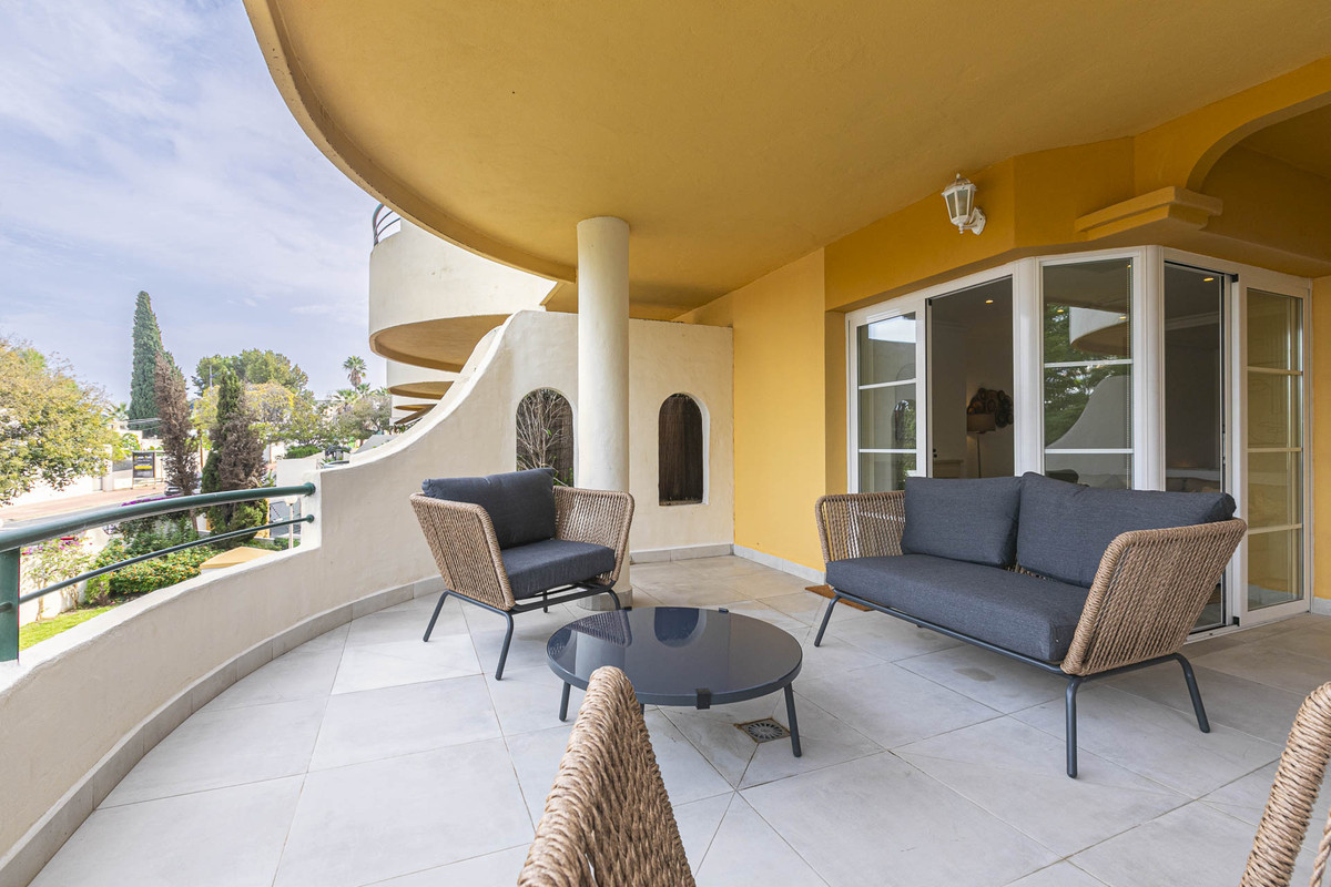 2 Bed Apartment for sale in Nueva Andalucía Costa Del Sol, Málaga, Spain