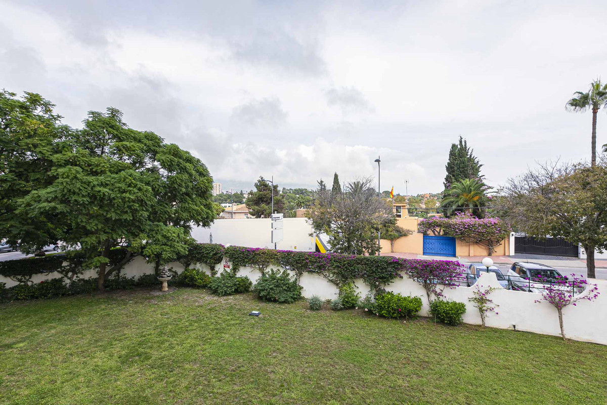 2 Bed Apartment for sale in Nueva Andalucía Costa Del Sol, Málaga, Spain