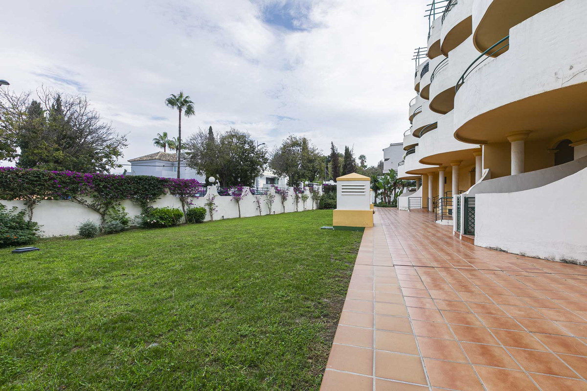 2 Bed Apartment for sale in Nueva Andalucía Costa Del Sol, Málaga, Spain