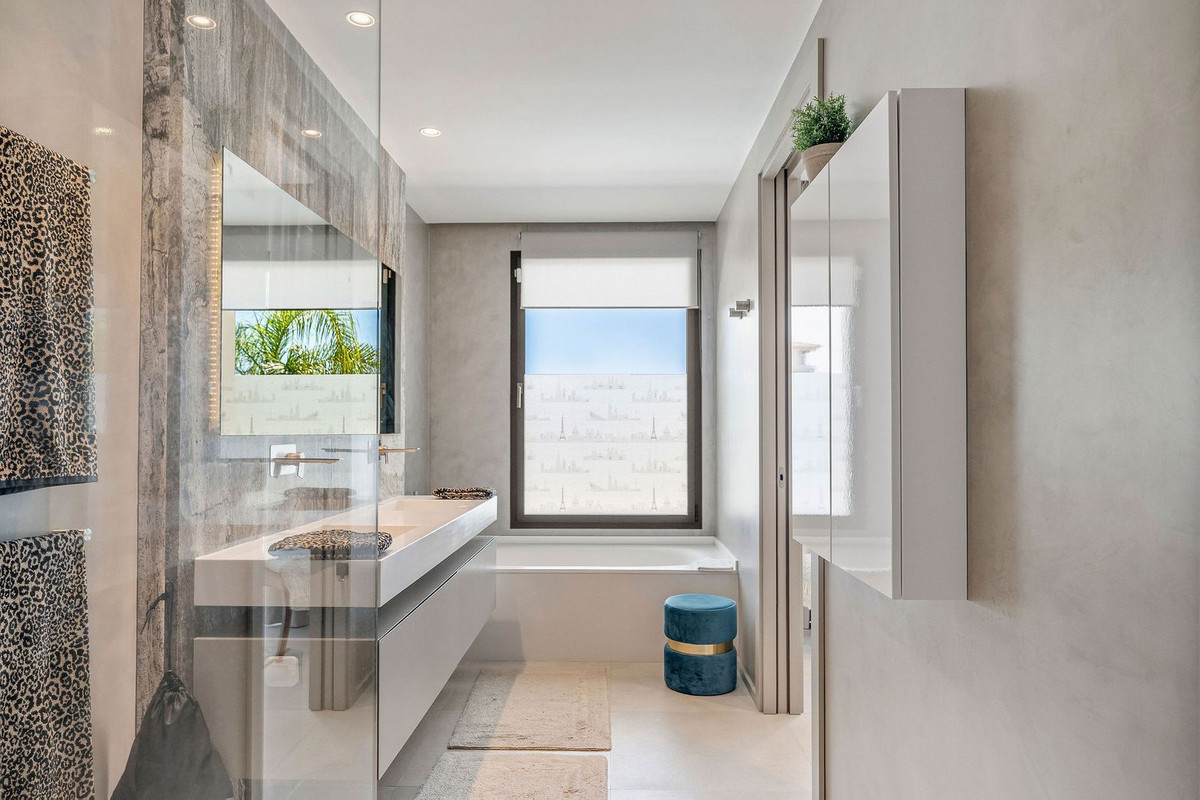 Se vende Villa - Chalet de 5 dormitorios en Costa Del Sol, Málaga, España