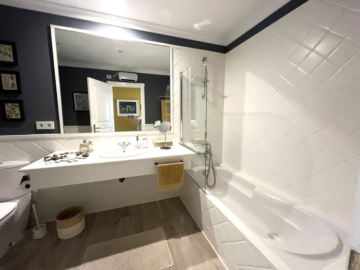 3 Bed Apartment for sale in El Paraiso Costa Del Sol, Málaga, Spain