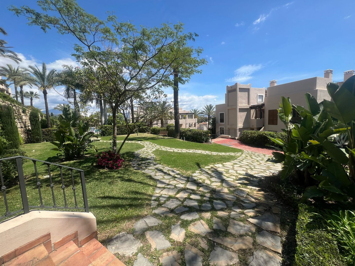 3 Bed Apartment for sale in El Paraiso Costa Del Sol, Málaga, Spain