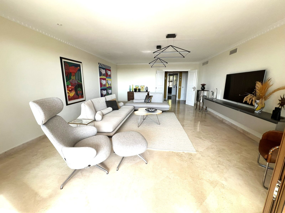 3 Bed Apartment for sale in El Paraiso Costa Del Sol, Málaga, Spain